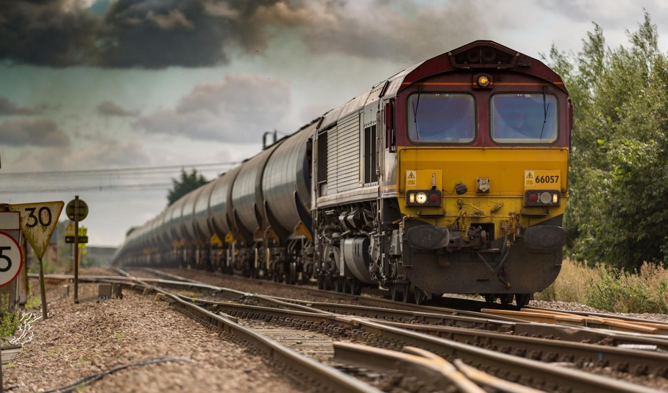Train at a junction of diverging tracks — choosing between n8n and Make